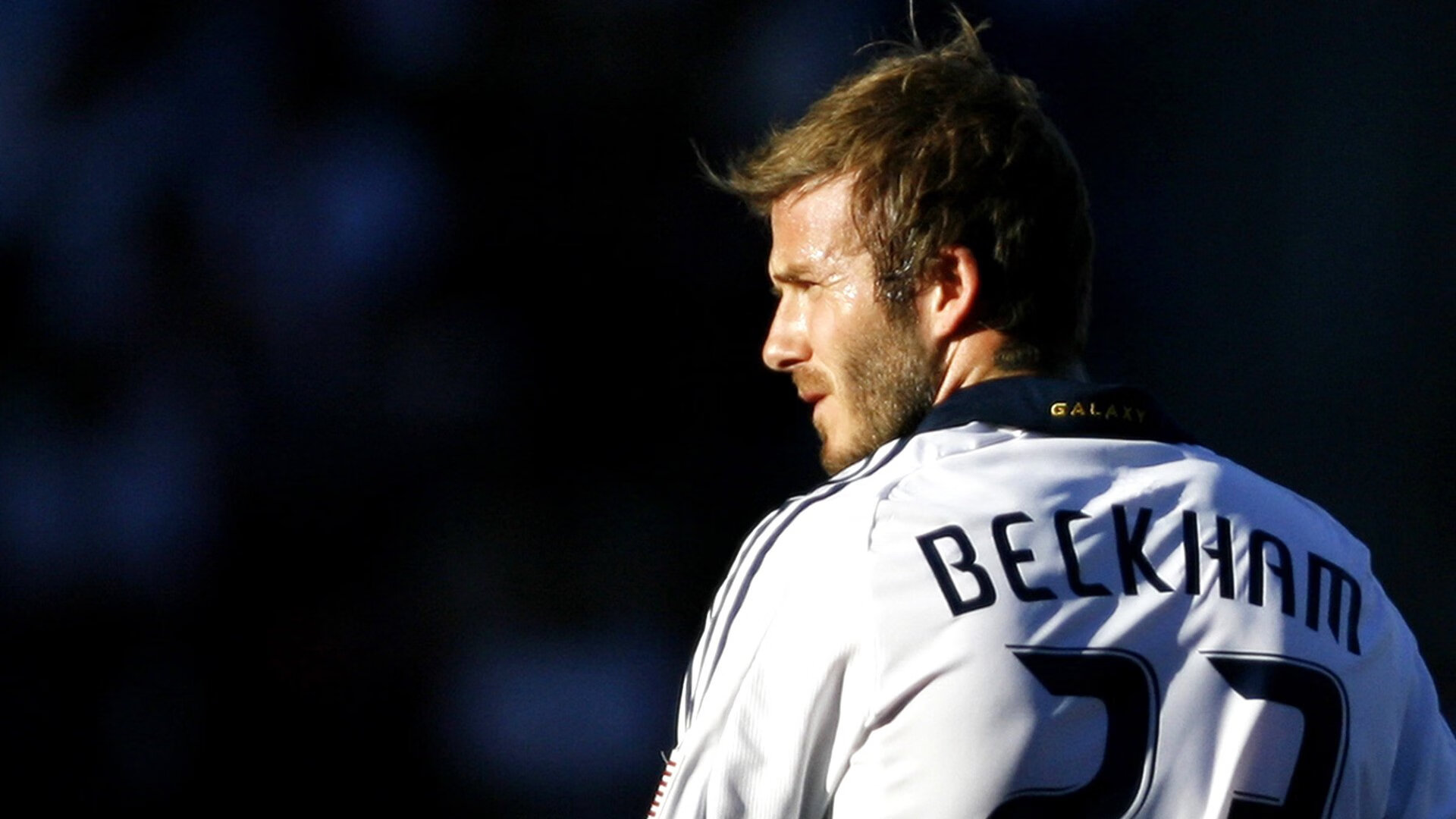 乐鱼电竞在线平台-赛事直播现场：线下和线上同步震撼体验，线上线下比赛什么意思